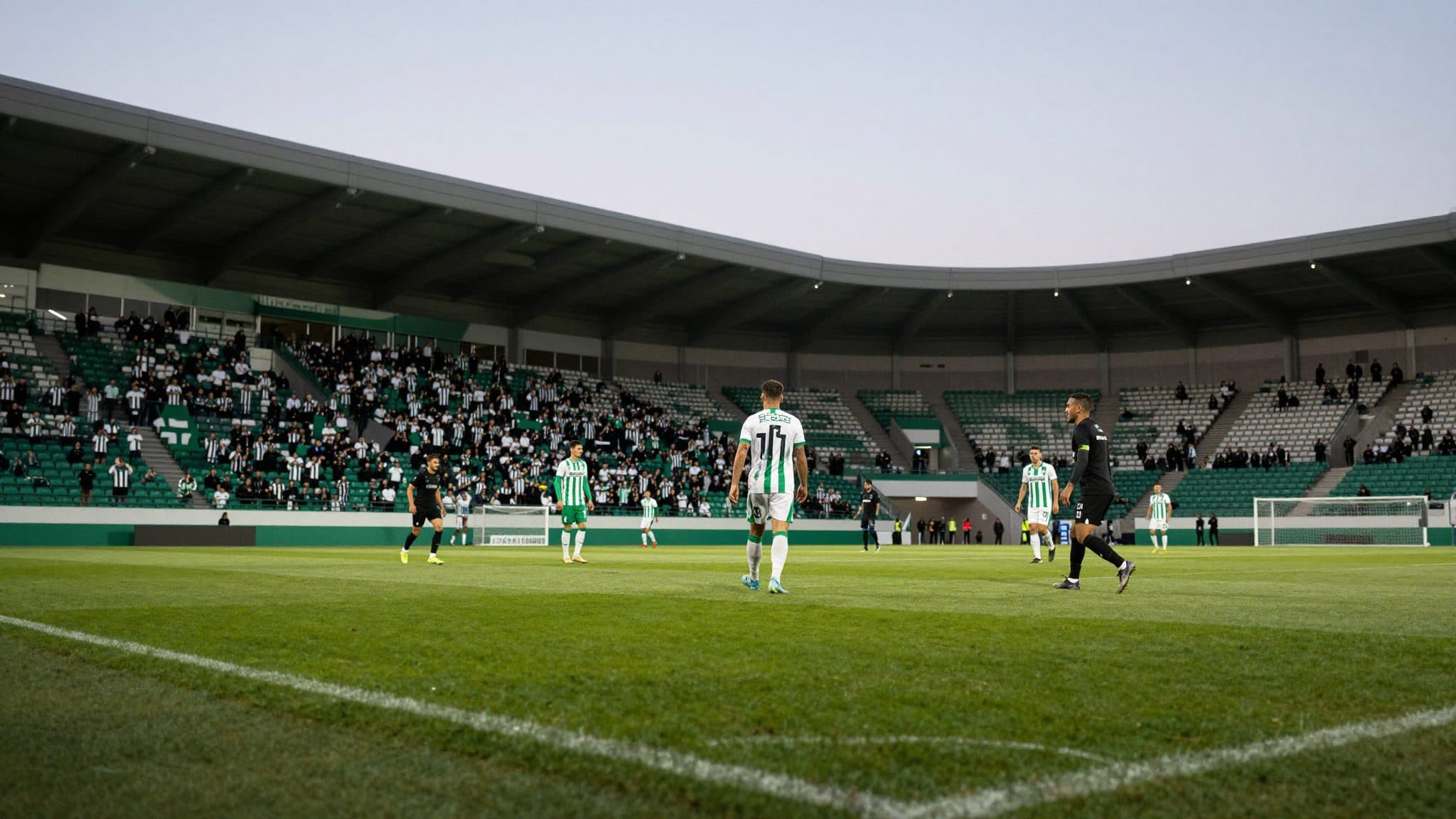 Sturm Graz setzt sich im Steirer-Derby bei Hartberg mit Überzahl durch
