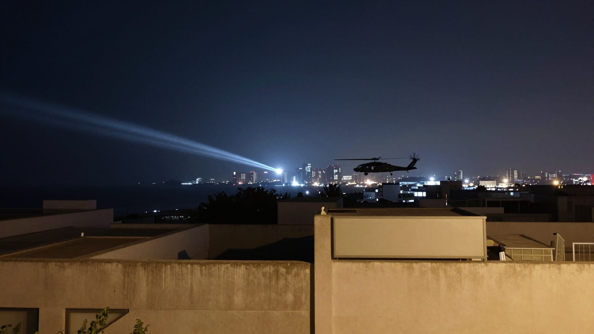 US-Angriffe auf Iran dauern an: Sechste Nacht in Folge, Teheran kontert mit Angriffen auf Golfstaaten