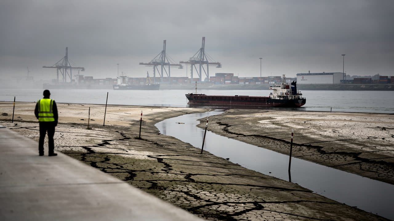Krischer fordert Taskforce und Ausbau gegen Niedrigwasser am Rhein