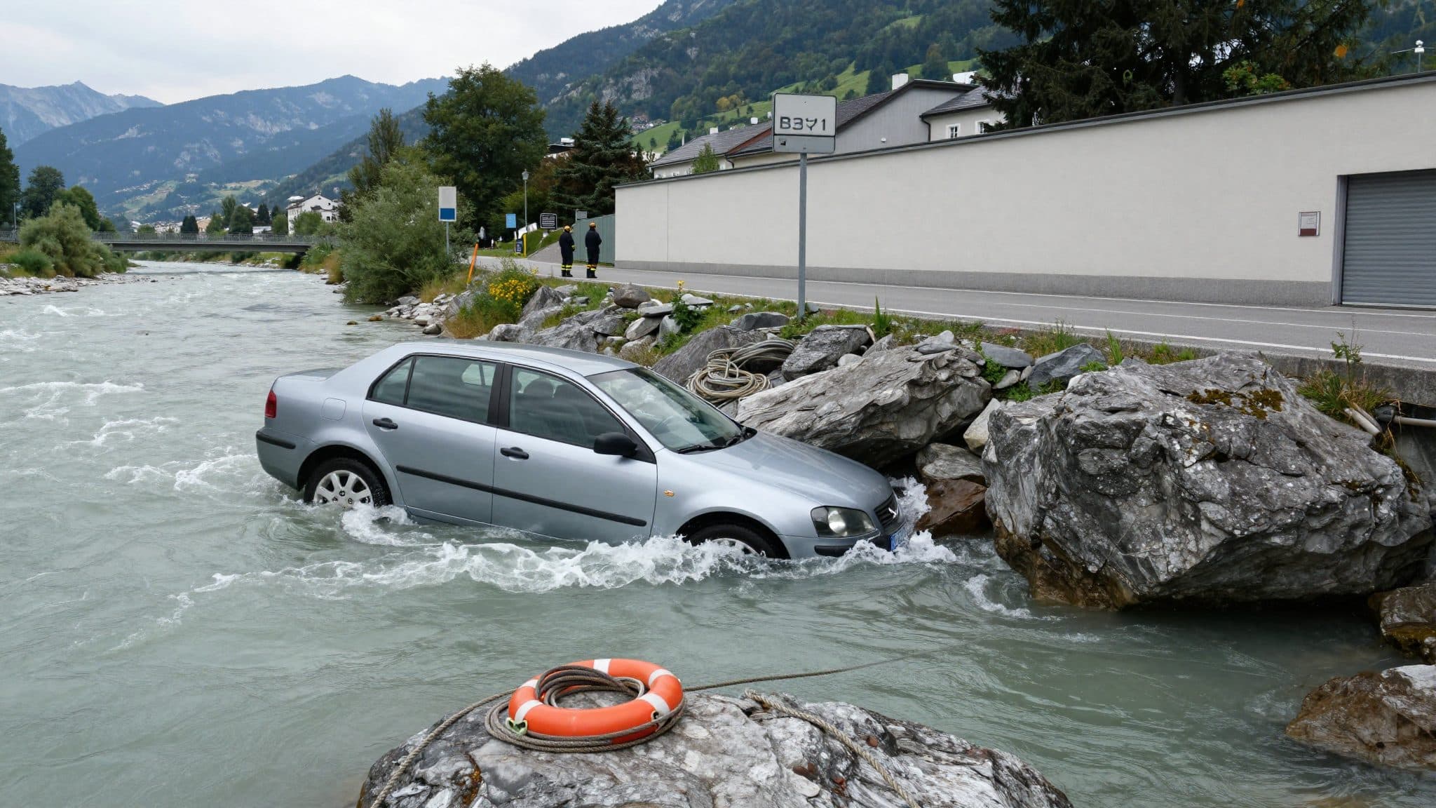 Auto stürzt in die Salzach: Lenker rettet sich selbst aus dem sinkenden Fahrzeug