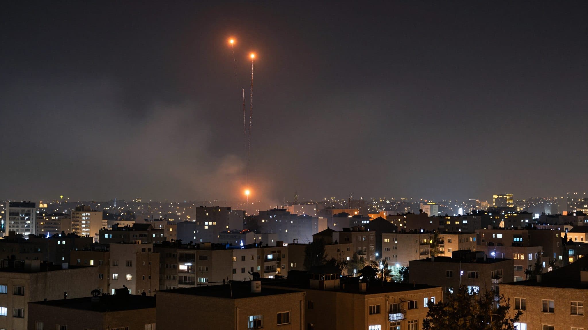 Flugabwehrfeuer in Teheran und Angriffe auf US-Stützpunkte heizen Sorgen vor einer Eskalation im Iran-Konflikt an