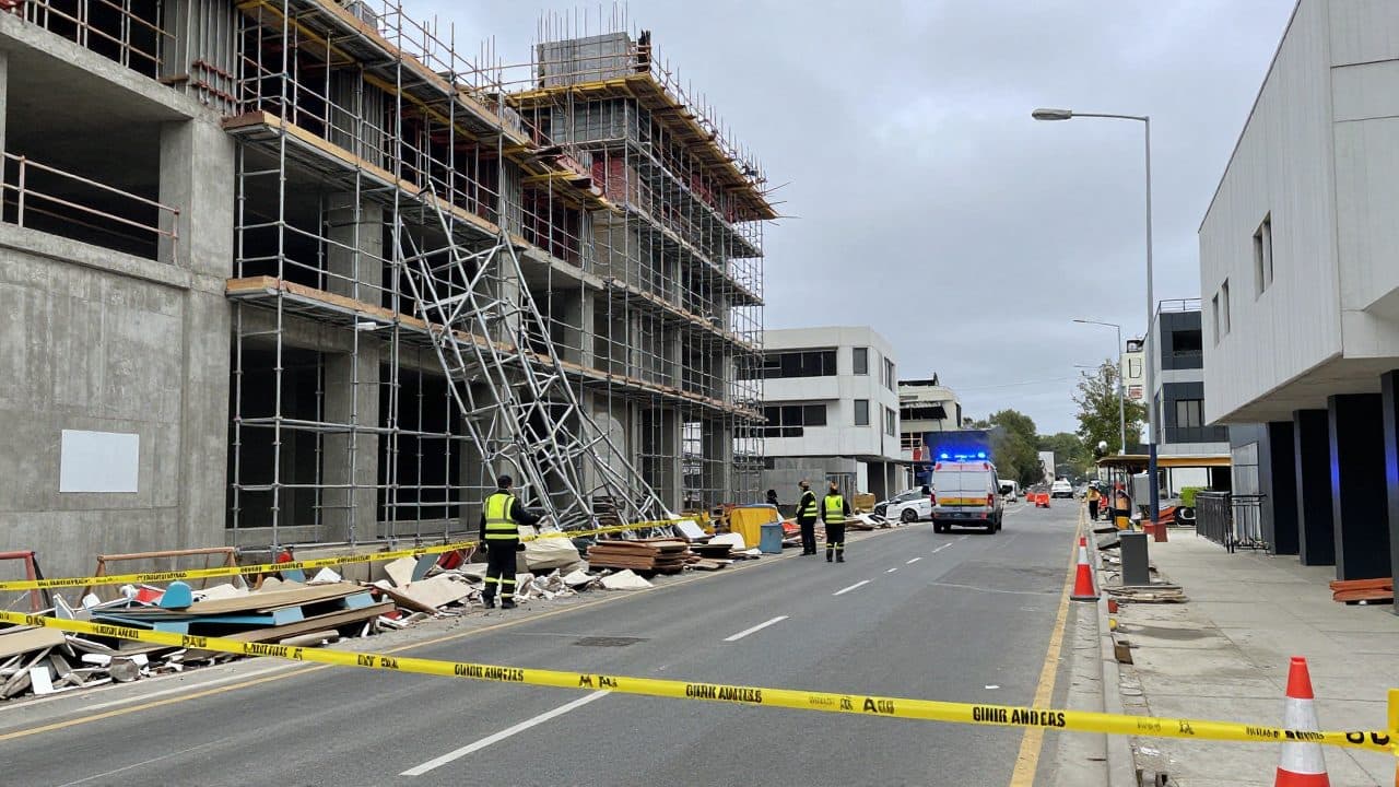 Gerüst an Baustelle am Innsbrucker Südring eingestürzt – Straße rund eine Stunde gesperrt