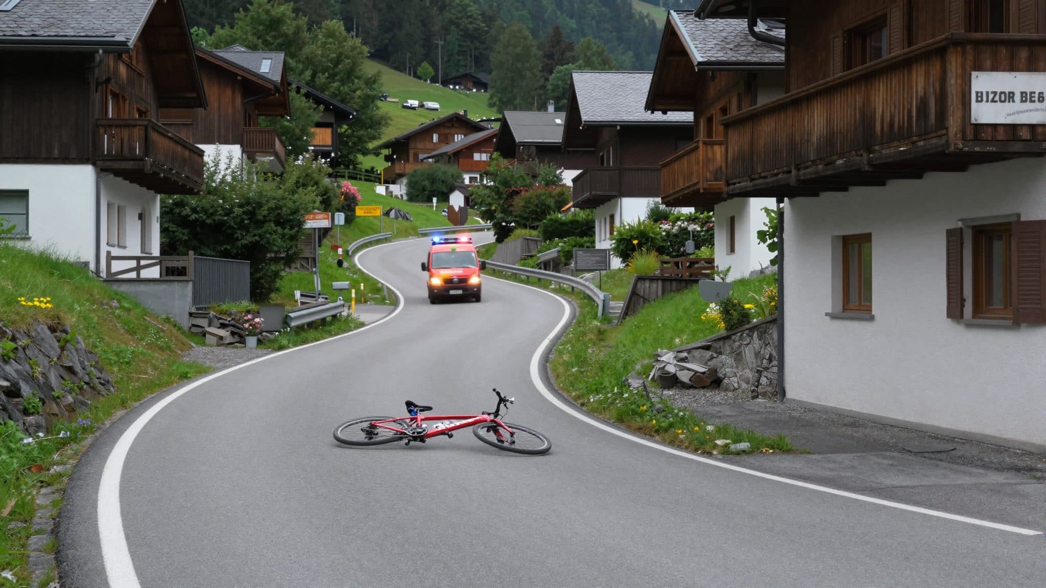 Rennradfahrer stürzt auf der Höttinger Höll schwer