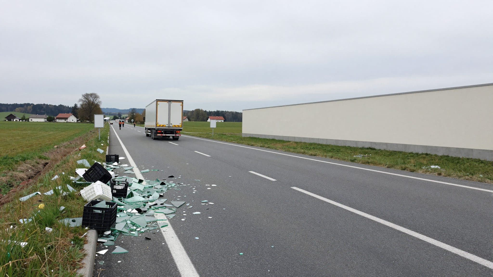 Lkw verliert Dutzende Bierkisten auf Bundesstraße in der Steiermark
