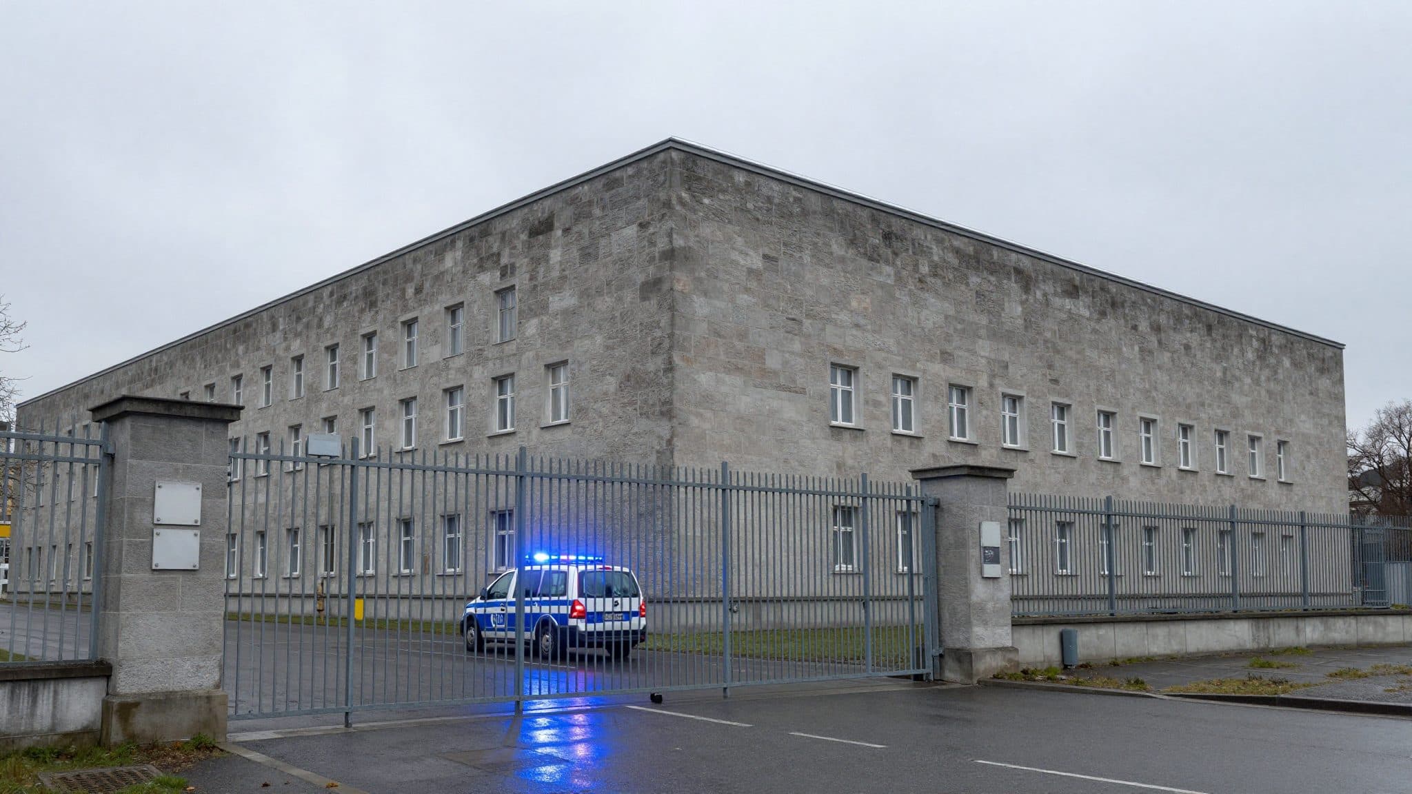 14-Jähriger nach bewaffneten Überfällen und Gewalt gegen Schwester in Untersuchungshaft