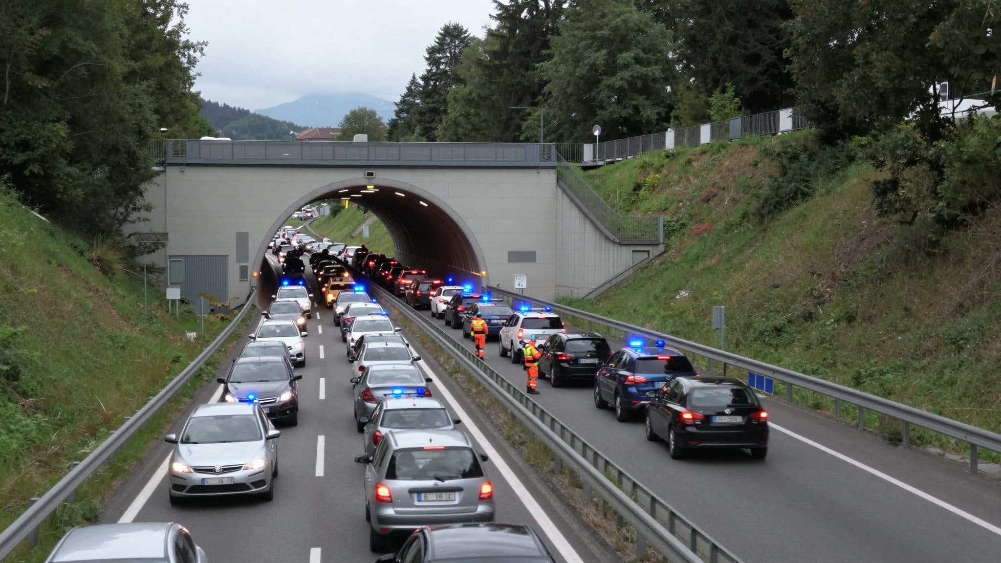 Serienunfall auf der A14 bei Bregenz legt Rheintalautobahn stundenlang lahm