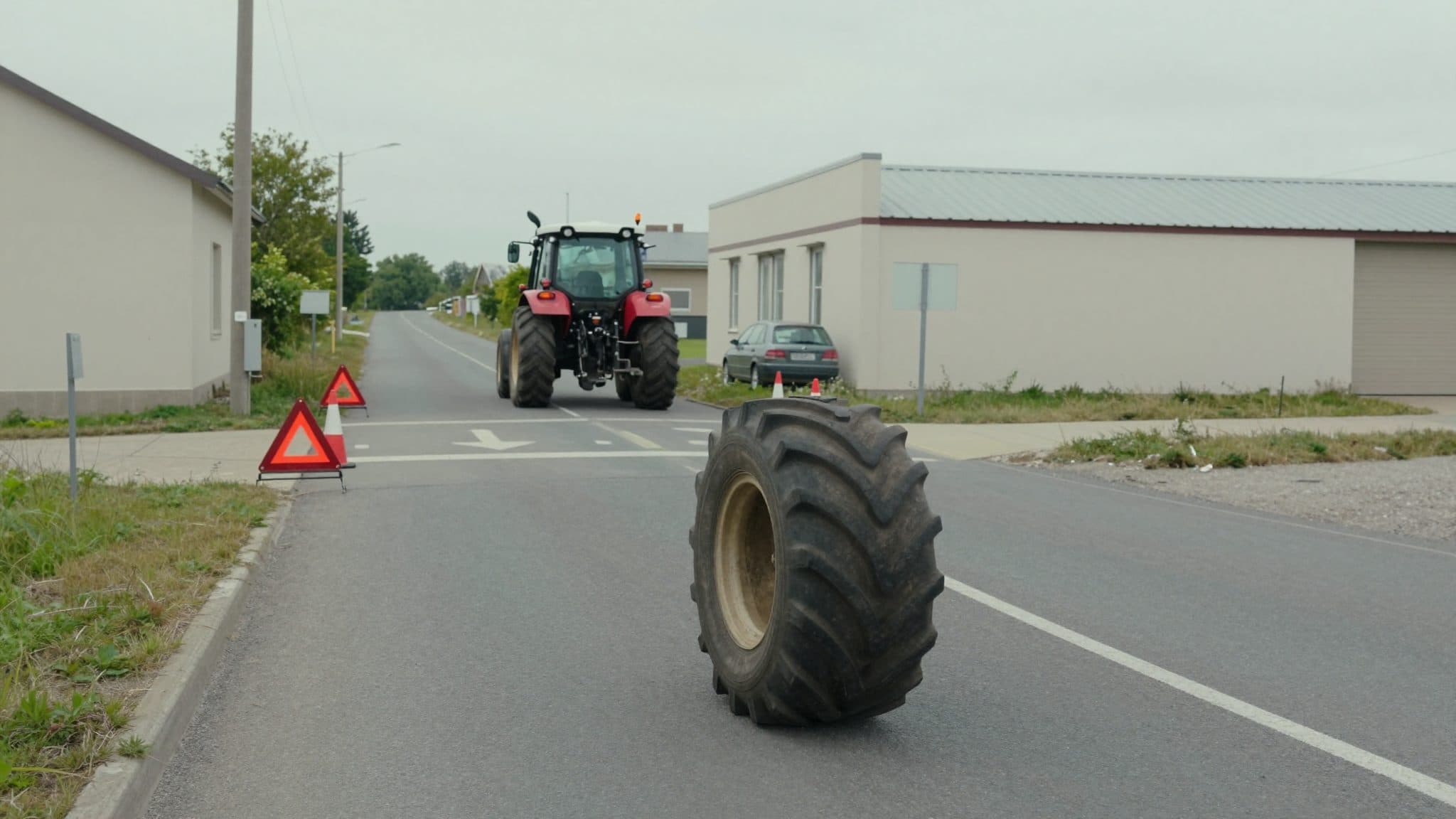 Traktorreifen löst sich während der Fahrt und prallt auf der B74 gegen entgegenkommendes Auto