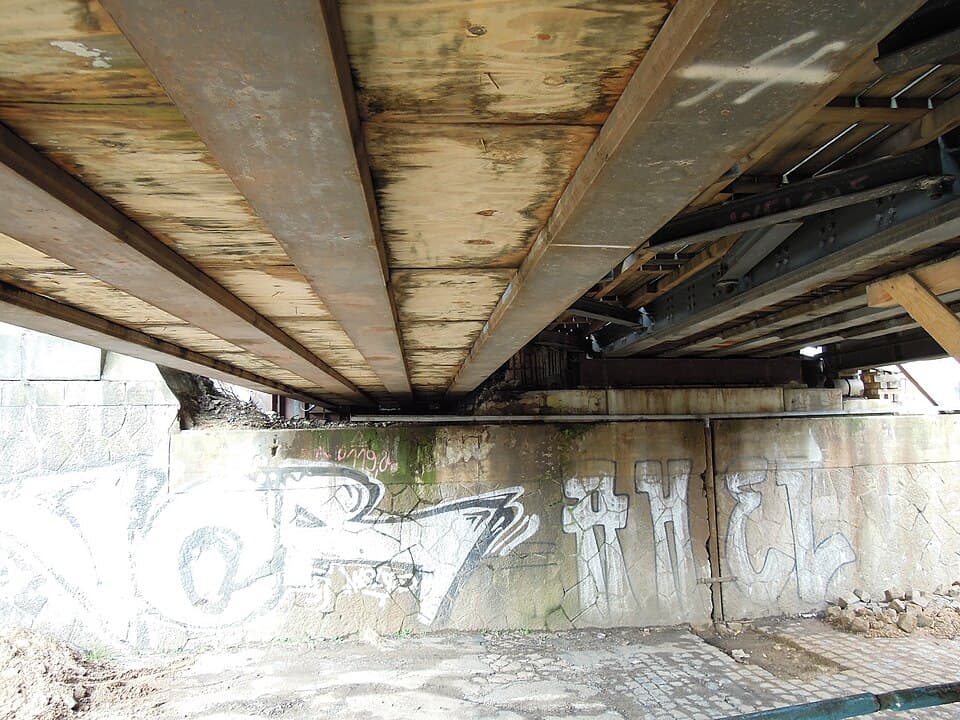 Behelfsbrücke während des Ersatzneubaus der Eisenbahnüberführung Neue Harth in Gaschwitz im März 2018c